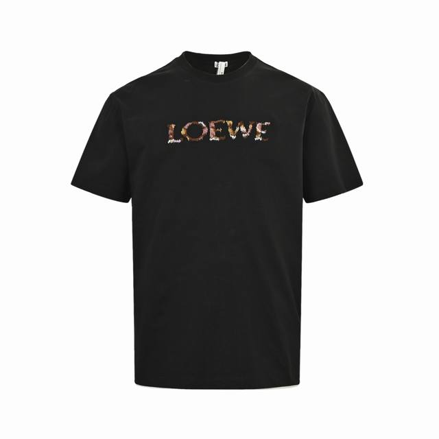 Loewe 罗意威 25Ss 字母Logo刺绣短袖原4,800购入，采用15S精棉平纹纯棉质面料克重230G，搭配1*132S双纱拉架螺纹。字母图案点缀胸前，主