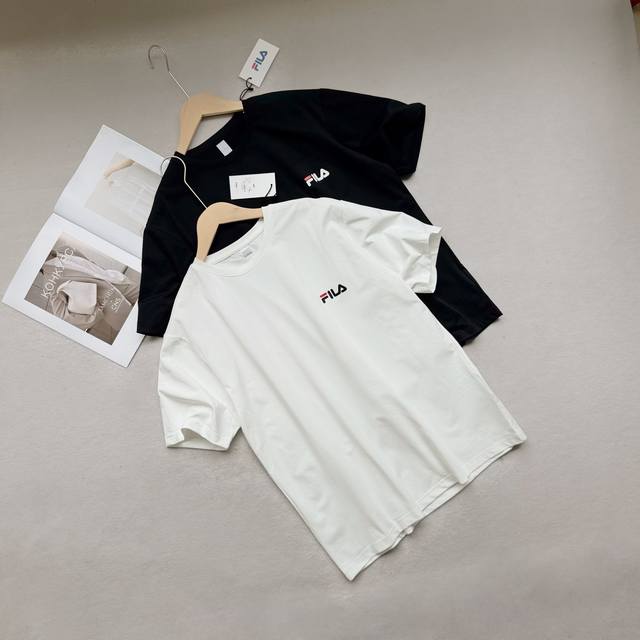 Fila 斐乐时尚百搭短袖印花Logo户外运动休闲25Ss圆领套头T恤 官网同步发售，追求品质生活的你，这件短袖T恤绝对是不二之选。触感细腻，经过精细工艺处理，