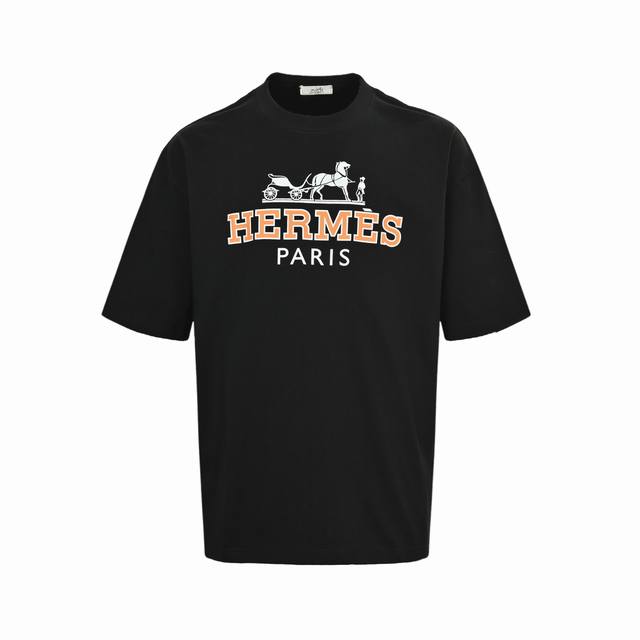 Hermes 爱马仕 25Ss 大字母短袖面料采用定制240G 26支特滑双股精棉平纹高密无尘全棉布料。前幅高密度加厚，走线平整，代工品质，全套定制辅料。Siz