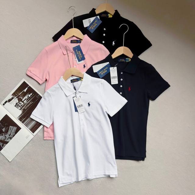 Polo Ralph Lauren 拉夫劳伦经典战马Logo刺绣排扣翻领Polo衫休闲T恤 海外官网同步发售 自带氛围感 兼顾舒适百搭且质感满分 ，是游走于正式