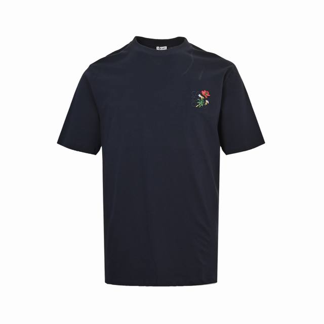 Loewe 罗意威 25Ss 花卉花标刺绣短袖采用15S精棉平纹210G，搭配 32S双纱拉架螺纹350G，精棉面料通常具有较好的吸湿性、透气性、保暖性和耐磨性