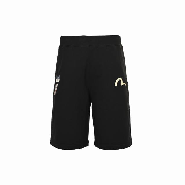 Evisu 福神 25Ss 笔刷大M新花短裤这条短裤裤背面以亮眼笔刷大M装饰，配以Evisu家花刺绣，增添整体独特性。采用直筒剪裁，利落的线条与舒适感兼备。搭配