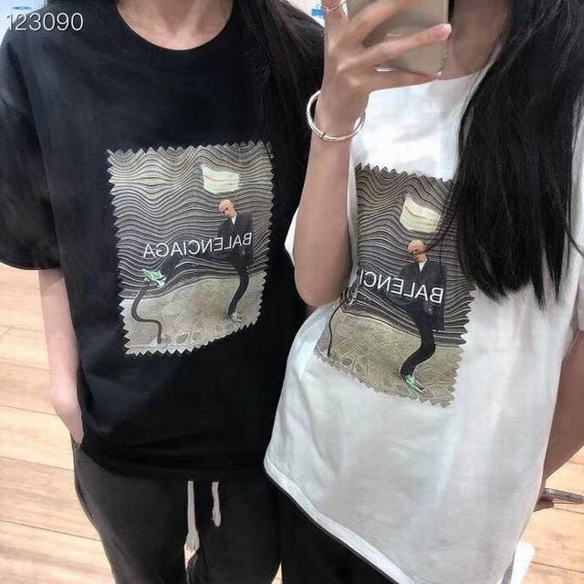 Balenciaga 21S巴黎世家胸前扭曲人像邮票印花短袖T220G纯棉精梳棉面料，上身十分舒服，胸前印花以抽象形式展现B家的独特风格 康丽直喷数码印花 色彩