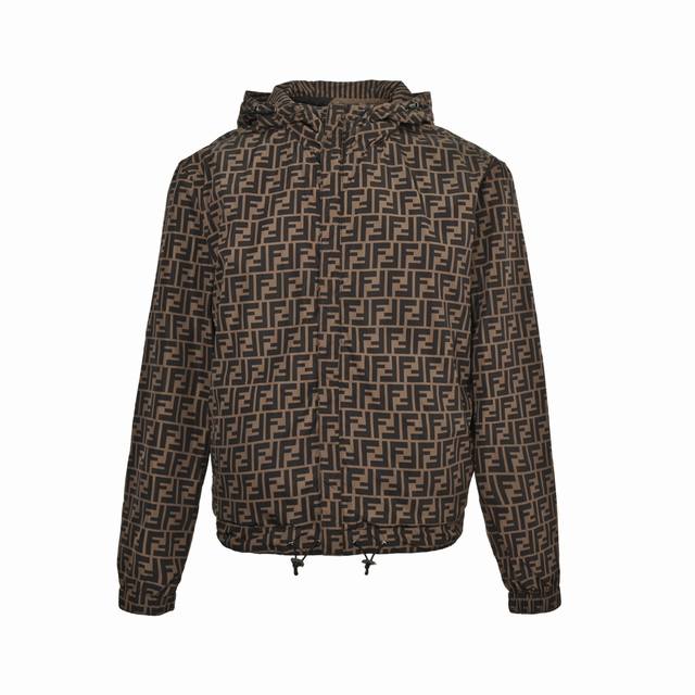 Fendi 芬迪 Ff老花双面穿夹克外套分为条纹面和满Logo提花面，两种风格随意切换，款式不需多说，低调奢华，双面都带走Fd经典元素，宽松版型，上身休闲舒适。