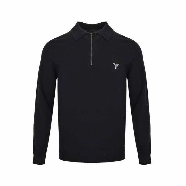 Prada 普拉达 刺绣半拉链针织长袖Polo衫定织臻绒80超细毛织，采用进口机刺绣工艺，接缝立体缝线通过在接缝处使用特定的缝纫方法，使衣物呈现出更加立体和贴合