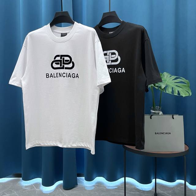 Balenciaga巴黎世家 植绒字母锁扣Logo短袖圆领T恤 男女同款面料：240克双纱高密度纯棉面料- 工艺: 整件衣服采用精密压花工艺- 男女同款均可驾驭