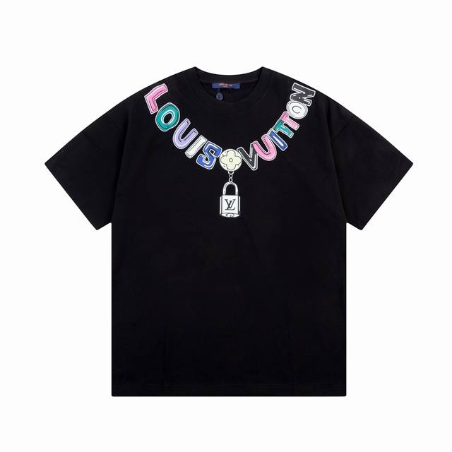 Louis Vuitton 路易威登 项链吊坠字母印花Logo标识精致升级，灵感源自八十年代复古面料：240克双纱高密度纯棉面料- 工艺: 整件衣服采用精密压花