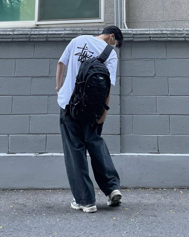 Stussy 情侣短袖T恤 面料：240克双纱高密度纯棉面料- 工艺: 整件衣服采用精密压花工艺- 男女同款均可驾驭- 尺码： M L Xl Xxl 3Xl体重
