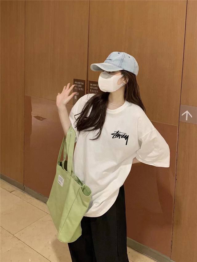 Stussy 斯图西大标短袖半袖T恤- 采用260G双纱100%新疆精梳纯棉面料- 采用过肩拉条工艺，百洗不变形！-采用高端印花，百洗不开裂！- 宽松版型，上身