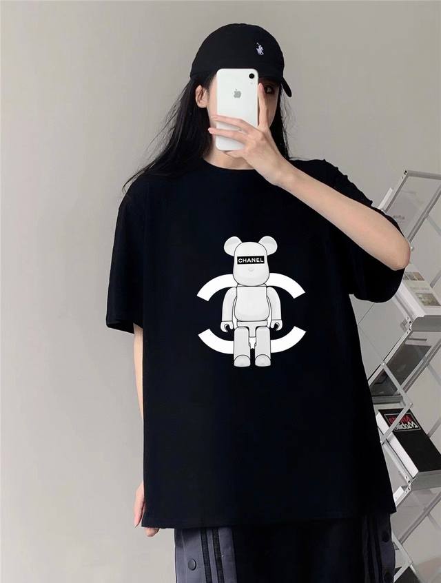 Chanel 香奈儿机器熊短袖半袖T恤- 采用260G双纱100%新疆精梳纯棉面料- 采用过肩拉条工艺，百洗不变形！-采用高端印花，百洗不开裂！- 宽松版型，上