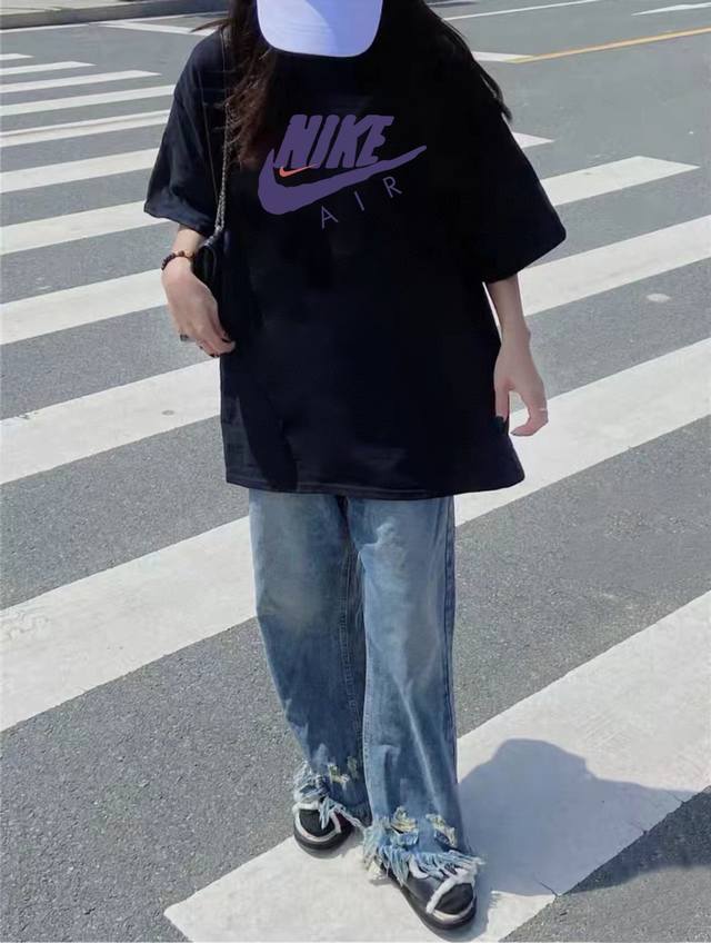Nike 耐克冰淇淋短袖半袖T恤- 采用230G双纱100%精梳纯棉面料- 螺纹定织定染无色差！采用过肩拉条工艺，百洗不变形！-采用高端印花，百洗不开裂！- 上