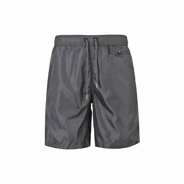 Moncler 蒙口 经典口袋徽标梭织短裤后袋徽标运动短裤 面料采用速干尼龙材质，透气轻盈，柔软舒适，全套原版定制五金辅料，细节拉满，市场上顶配版本。宽松版型，
