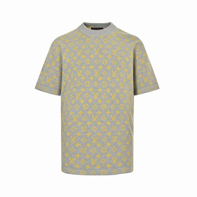Louis Vuitton 路易威登 Monogram 满Logo针织短袖本款圆领衫取材柔软棉布，可为夏日造型注入缤纷活力。全幅Monogram Glow提花与
