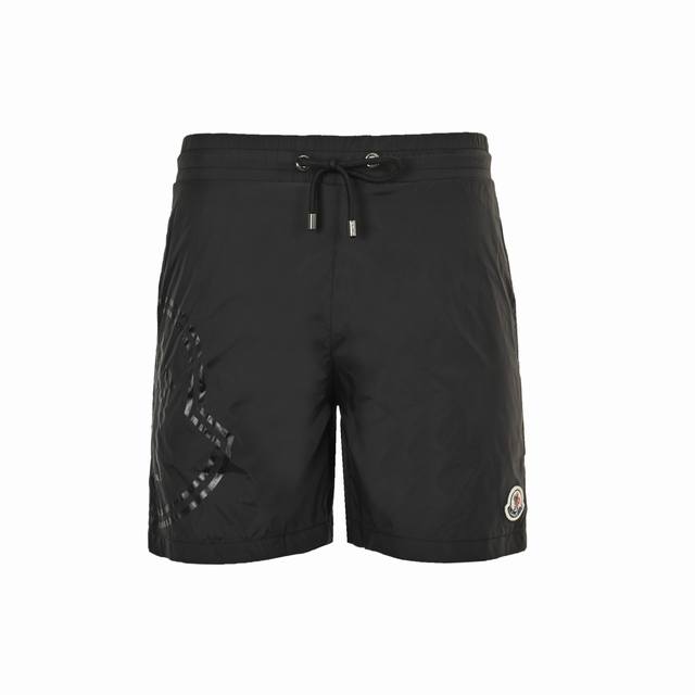 Moncler 蒙口 小标刺绣徽标印花短裤采用速干尼龙梭织面料，透气轻盈，柔软舒适，全套原版定制五金辅料，细节拉满，市场上顶配版本。宽松版型，上身轻薄舒适，侧边
