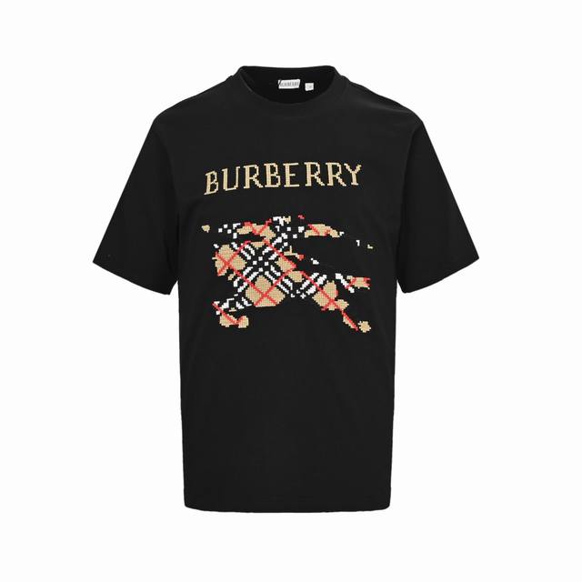 Burberry 巴宝莉 25Ss 十字绣刺绣战马短袖采用15S精棉平纹，230G；搭配 32S双纱拉架螺纹，300G。精棉面料通常具有较好的吸湿性、透气性、耐