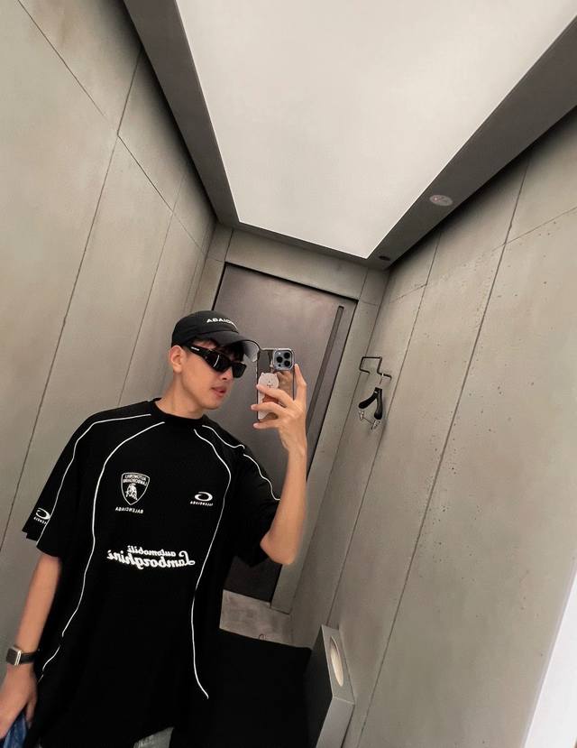 新 Balenciag X Automobili Lamborghini 兰博 联名款 网眼平纹针织廓形T恤 科技网眼平纹针织面料，正面和背面饰以Lamborg