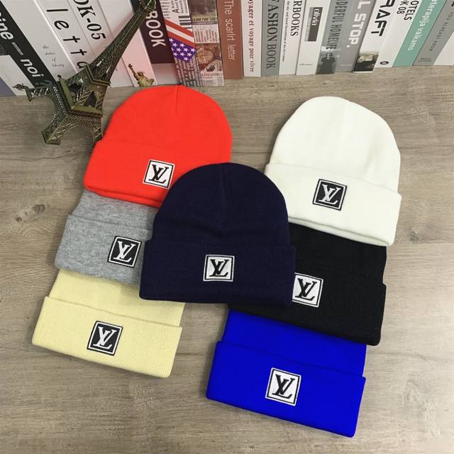 8717# #Lv贴布绣毛线帽男女帽子冷帽百搭款#均码颜色：灰色 白色 黑色 蓝色 杏色 藏青色 红色