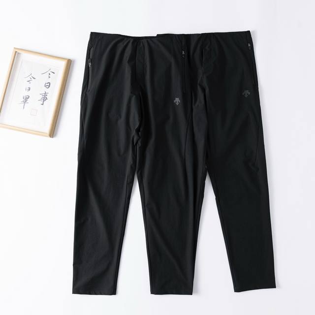供 Descente 迪桑特2025户外男士速干挺阔版型梭织运动长裤户外速干机能裤，户外登山徒步休闲长裤胶印印花！徒步系列采用高密度登山布面料，非常结实具备良好
