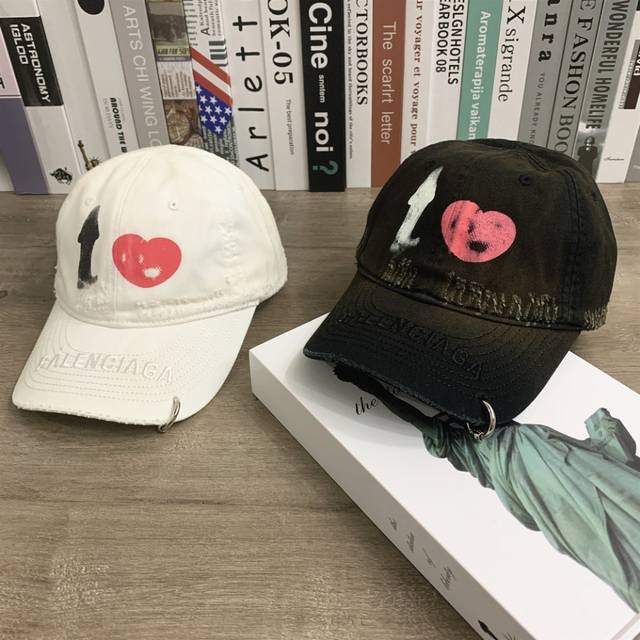 8689# #高品质洗水做旧巴黎世家前沿刺绣字母棒球帽爱心印花鸭舌帽运动休闲百搭#可调节颜色：白色 掺其他颜色做旧效果 黑色