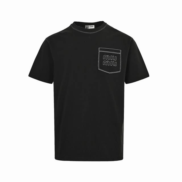 Miumiu 缪缪 明线刺绣徽标短袖面料采用260克重精梳棉，定制32支1*1螺纹，成衣两遍水洗处理，面料舒适亲肤无异感，定制定染面料， 纺织密度高，垂感佳，不