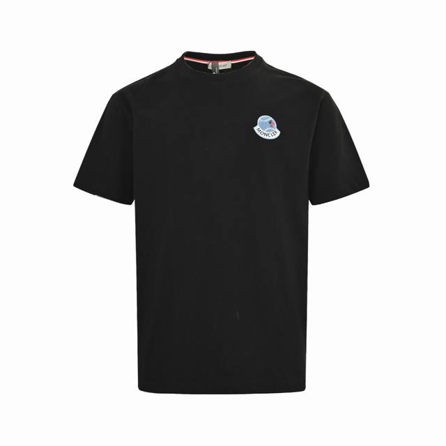 Moncler 蒙口 25Ss 植绒毛巾徽标短袖面料采用260克重精梳棉，定制32支1*1螺纹，成衣两遍水洗处理，面料舒适亲肤无异感，定制定染面料， 纺织密度高