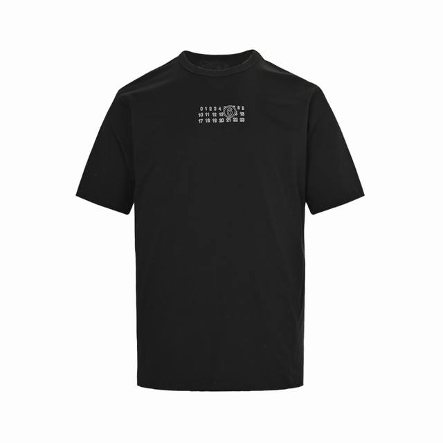 Maison Margiela 马吉拉 25Ss 胸口数字6短袖定织200G M2精梳棉，经过双重气流梳理，剔除短纤维杂质，确保面料在夏季穿着时兼具透气性与挺括