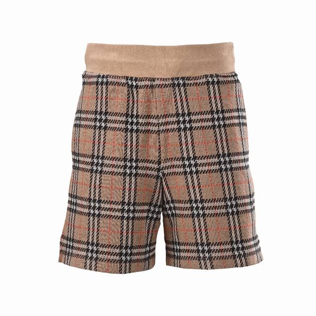Burberry巴宝莉Bbr 黄格纹棉质混纺格纹短裤以棉为主体喂入6%聚酯纤维，2%弹性纤维混纺而成。棉纤维具有天然亲肤、柔软、吸水性强等特点。其结构特性保留了