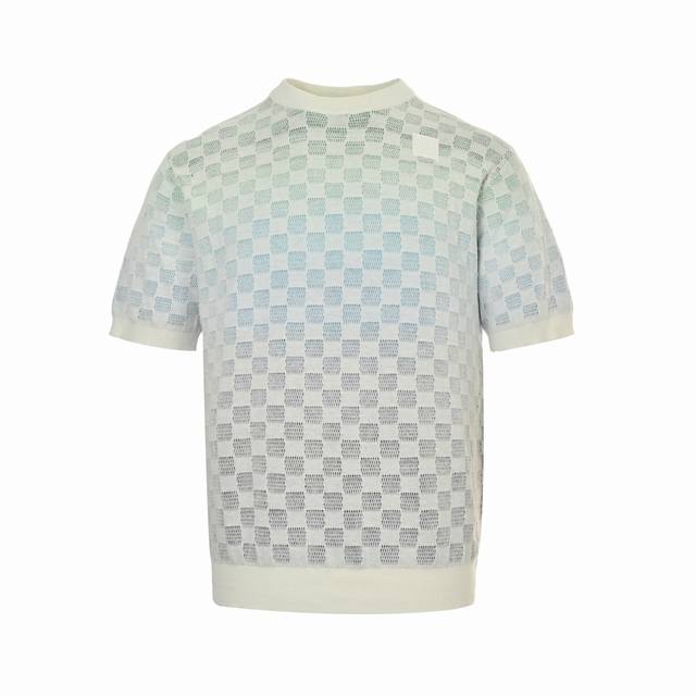 Louis Vuitton 路易威登 方块棋盘格彩色渐变提花针织短袖面料采用80棉，20羊毛混纺毛料。底部采用多色相嵌织法，面部进口机织成镂空棋盘格图案，同时呈