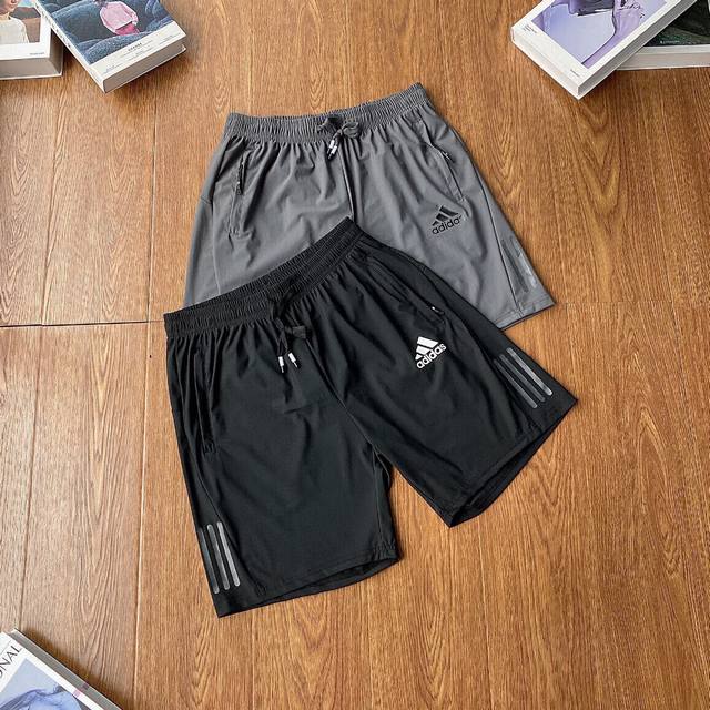 Adidas阿迪达斯经典三道杠专柜款小Logo印花运动冰丝短裤爆款上新版型超正的休闲运动短裤，完美拉长腿型，专供冰丝面料，肤感极佳，上身立刻降温！时尚又不失经典