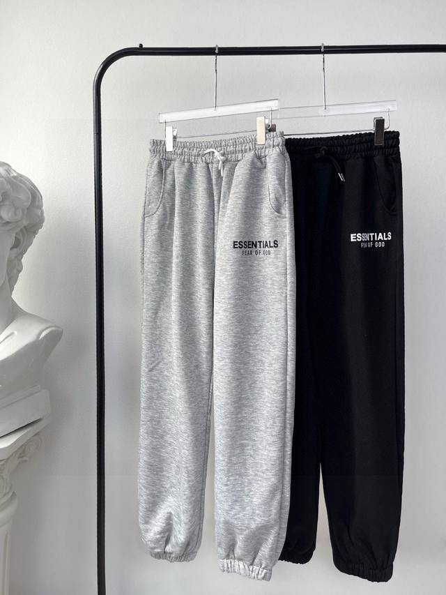 Fear Of God Fog Essentials 专柜新款基础款运动束脚裤版型超正的运动神裤，搭配经典的Logo印花设计，使衣服整体简约而不失特点面料舒适亲