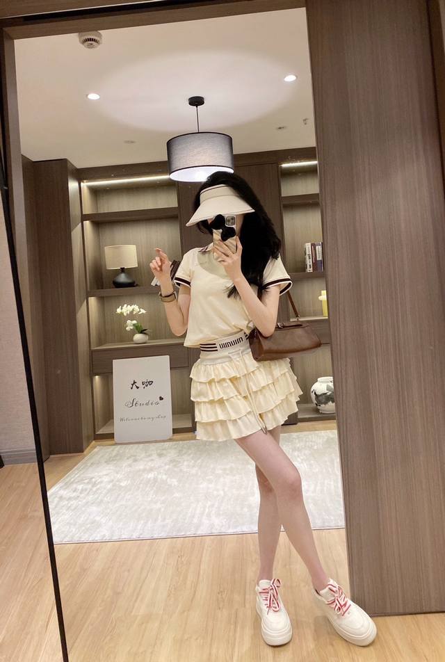 上新 Miumiu 缪缪 韩系清甜网球风穿搭～奶Fufu的套装自带松弛感短上衣蓬蓬蛋糕裙藏肉又显比例，小个子秒变大长腿颜色：图色码数：Smls码推荐： 80~