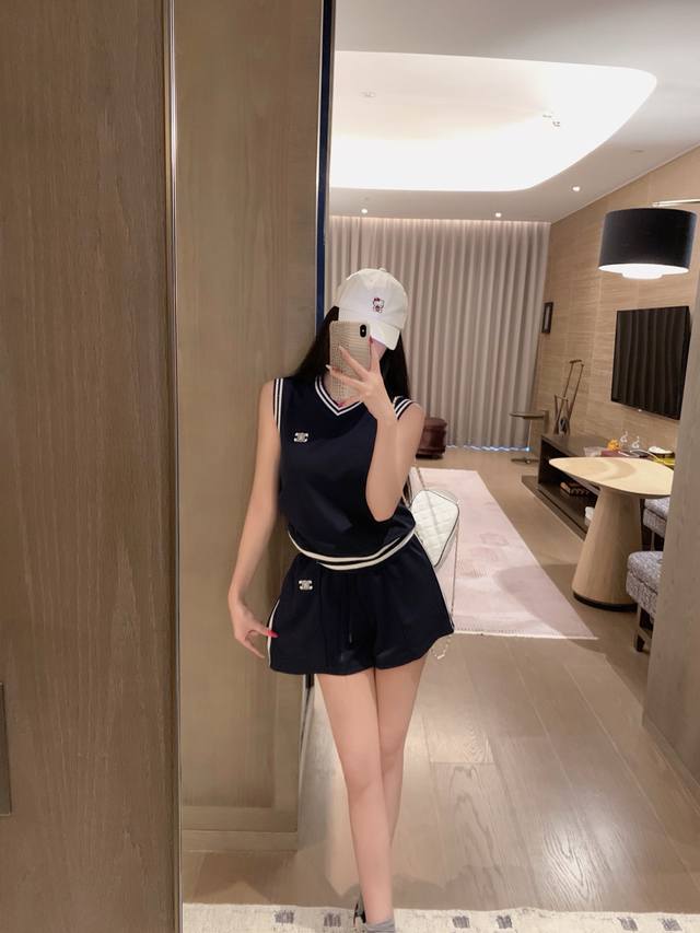上新 Ce 赛琳 凯旋门织带背心套装撞色罗纹织带V领背心短裤两件套～颜色：蓝色码数：S M Ls码推荐： 80~ M码推荐： ～115L 码推荐： 115～13