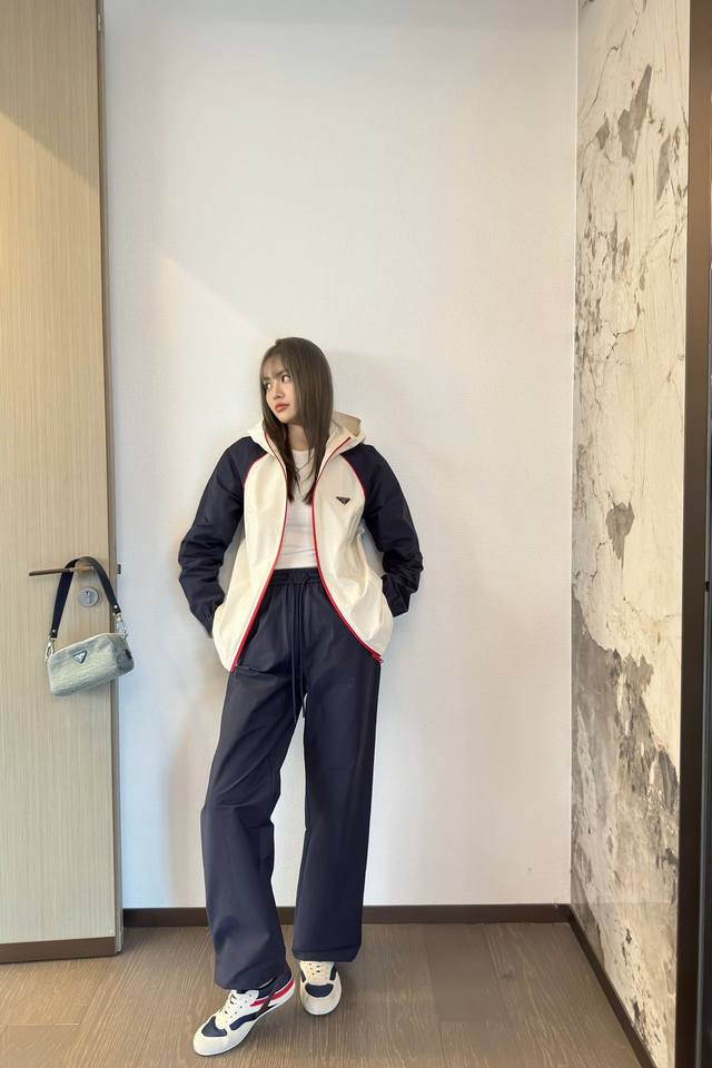上新 Prad* 普拉达 2025新品连帽外套长裤套装定制Yb环保再生尼龙材质 舒适好穿 挺括有型 连帽外套长裤休闲套装 胸前采用开襟拉链设计 配合两袖撞色打造