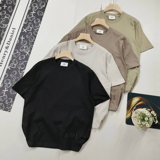 尺码S-Xl精选2025夏季新品Ami 艾米下摆刺绣章仔短袖T恤全网首家定染100%无色差版本 区别市面拿相近颜色随便做货的快餐货 欢迎对比 和专柜有色差 承诺