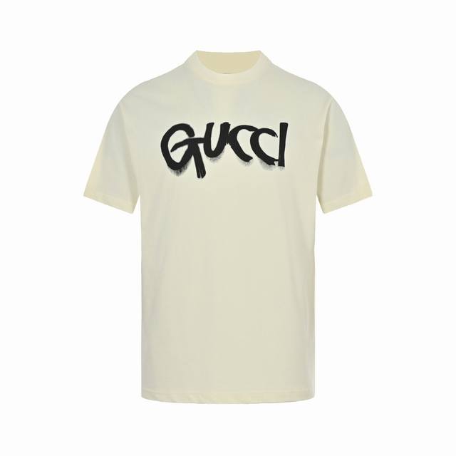 Gucci 古驰 23Ss 涂鸦字母印花短袖春夏新款 字母印花圆领短袖 高端品质独家定制 采用280克定织定染高克重纯棉面料 宽松Oversize版型 上身舒适