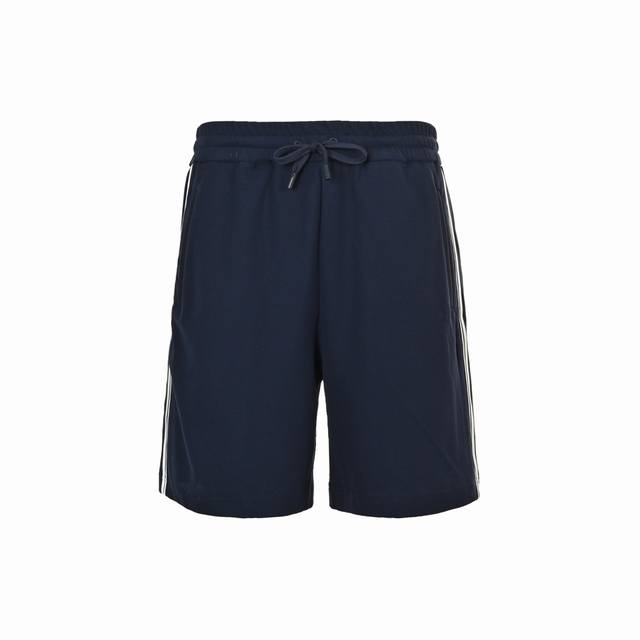 Gucci 古驰 24Ss 侧边白条字母压胶短裤这款单品出自Gucci Lido系列，设计灵感源自意大利海岸的夏日风情和海滩俱乐部。早秋系列聚焦基础廓形与经典细