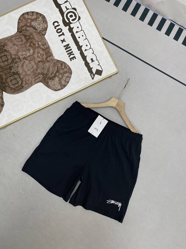 Nike X StüSsy 联名款耐克 速干运动短裤 百搭休闲短裤 男女同款采用锦纶加氨纶混纺面料，面料厚实有弹力，三针五线工艺，细节非常到位，可任意对比！外贸