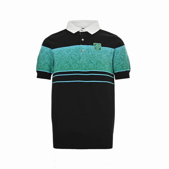 Louis Vuitton 路易威登 25Ss 渐变老花提花拼色针织Polo短袖Lv春夏新款马球衫以柔软棉质针织演绎橄榄球衫设计，为明丽横向提花饰带融入渐变效果