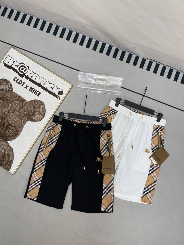 Burberry 巴宝莉25Ss专柜同款速干沙滩裤五分短裤。 采用防水速干面料精心制作，刺绣设计Logo，两侧经典拼色纹路标识，速干超薄短裤，整体裤子采用了高质