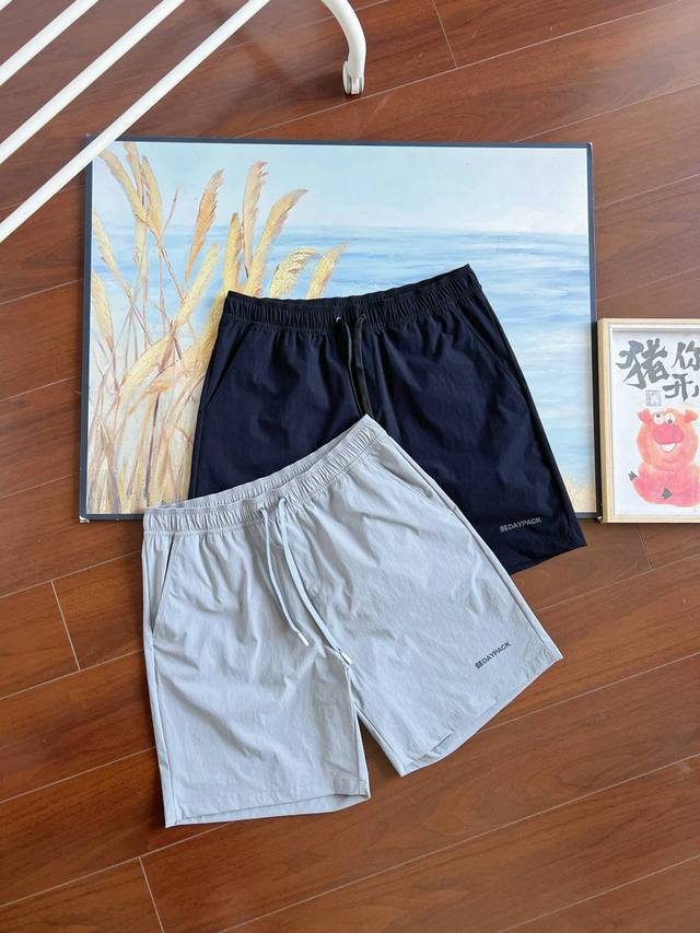 解锁徒步新搭子：可隆Daypack Cargo梭织短裤在户外与日常的交界，可隆户外Daypack Cargo梭织徒步短裤强势破界，重塑夏日出行的舒适与型格。它不