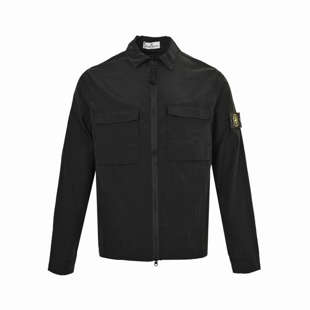 Stone Island 石头岛 纯色翻领拉链防晒服外套独家定制金属尼龙暗格纹面料，非常轻薄、柔软舒适，防晒衣内里拼接处全部采用本布包边设计，细节到位！口袋内兜