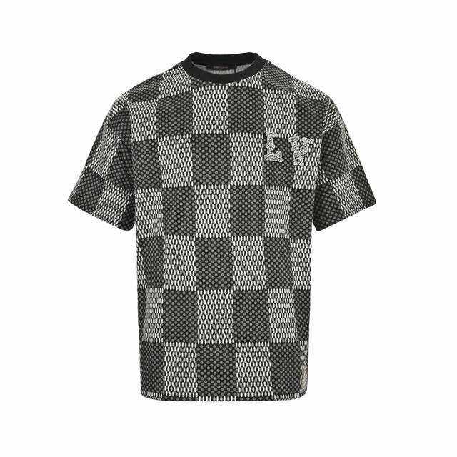 Louis Vuitton 路易威登 25Ss 菲董联名棋盘格水钻毛织短袖盘毛织短袖工艺说明：此款对板定染色。采用40支双股赛络纺纱，面部无毛刺光滑柔软。花型由