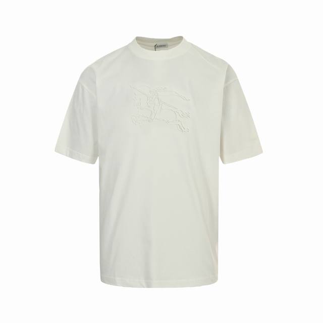 Burberry 巴宝莉 25Ss 胸前暗纹战马立体刺绣短袖采用260G双纱纯棉面料，洗水后达260G高克重，~厚实不变形亲肤感巨好~纯棉柔软面料 对色定染面料