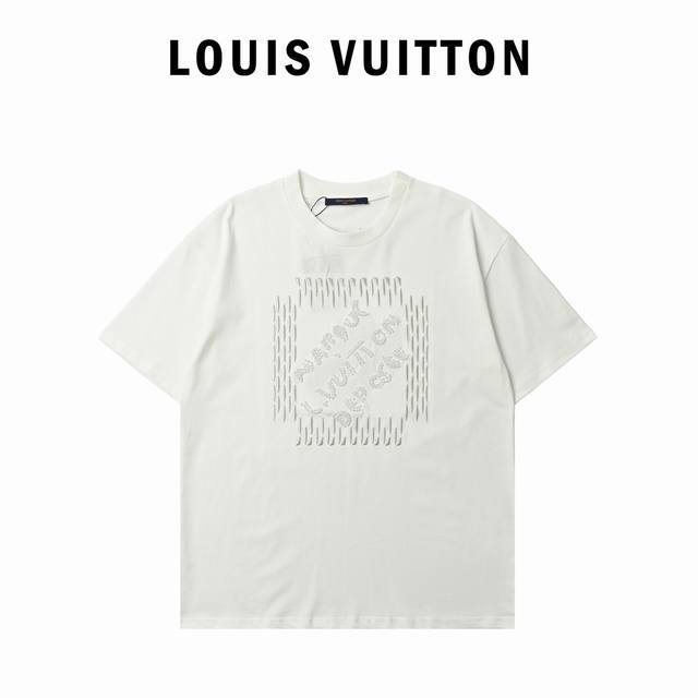 Louis Vuitton 路易威登 新款串珠字母刺绣圆领短袖T恤 棉平纹织物具有良好的透气性，能够保持干爽舒适胸前呈现珠饰刺绣与立体平绣结合图案珠饰刺绣是一种
