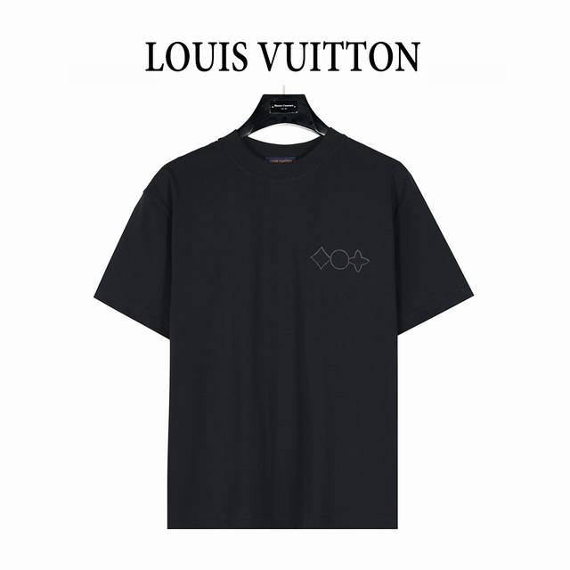 Louis Vuitton 路易威登 25Ss 重工裁剪迷彩大Logo老花贴布短袖T恤后背迷彩大Logo是一大亮点，手工裁剪不规则重工裁剪破洞并采用贴布刺绣及L