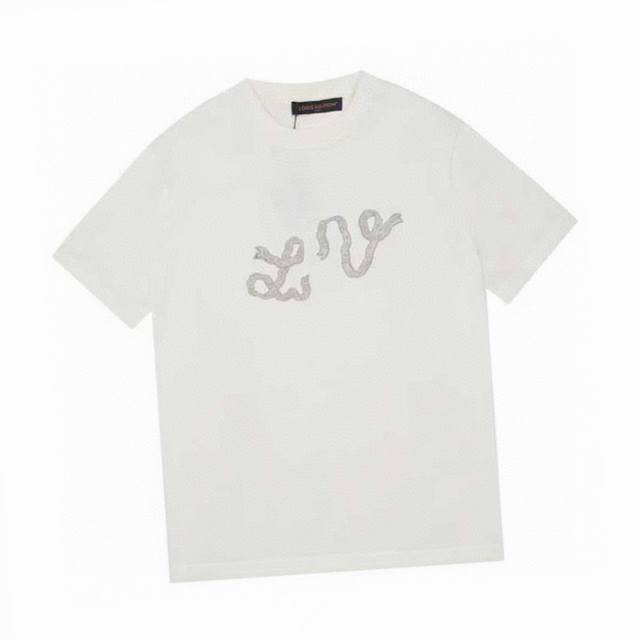 路易威登 Louis Vuitton夏季新款 蛇年限定针织圆领短袖 Lv Ribbon 刺绣以系结设计临摹串珠观感，可为日常造型注入别致魅力Color：白色Si