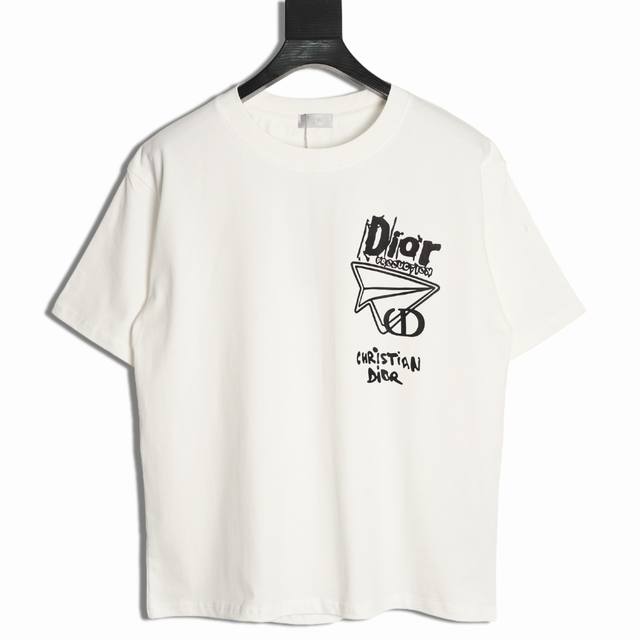 Dior 迪奥 25Ss 纸飞机短袖T恤面料采用定制240G 26支特滑双股精棉平纹高密无尘全棉布料。前幅高密度加厚，走线平整，代工品质，全套定制辅料。尺码：S