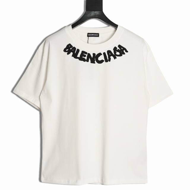 Balenciaga 巴黎世家 25Ss 领口字母短袖T恤面料采用定制240G 26支特滑双股精棉平纹高密无尘全棉布料。前幅高密度加厚，走线平整，代工品质，全套