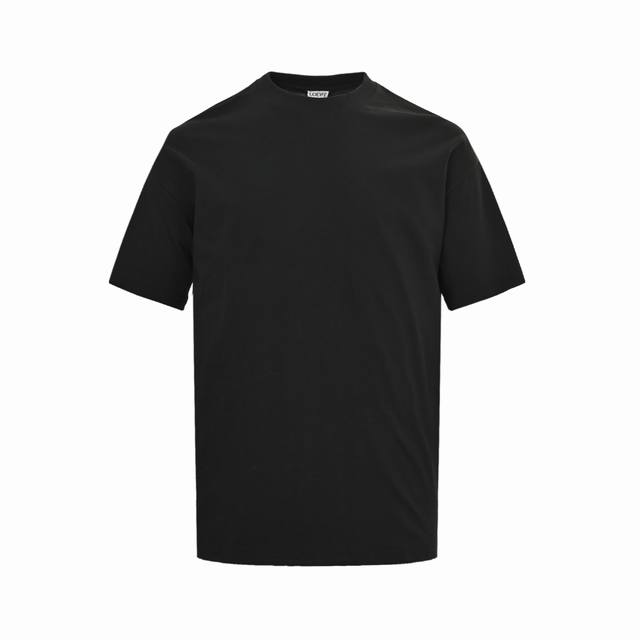 Loewe 罗意威 25Ss 袖口徽标裁剪贴布刺绣短袖轻盈质地纯棉质面料，采用15S精棉平纹，260G。精棉面料通常具有较好的吸湿性、透气性、保暖性和耐磨性，同