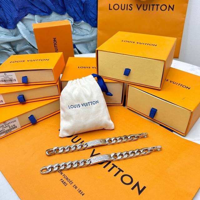 Louis Vuitton路易威登Logo古巴链手链男款银色古巴链，绝对夏季潮男女必备单品，超好搭，大气有个性~也超级耐戴-Monogram Chain 手链-